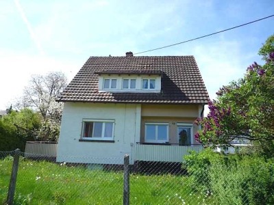 Schön Renovierte DG-Wohnung in einem Zweifamilienhaus.