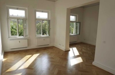 Altbau 3-Zimmer-Wohnung mit gehobener Innenausstattung mit Balkon in Fürth