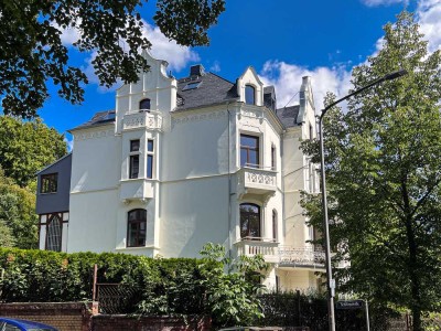 +++ Einzigartige 3-Zi DG Wohnung mit Galerie und Klimaanlage in einem luxuriös saniertem Stilaltbau!