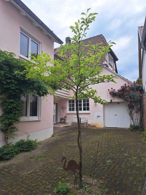 Modernisierte Maisonette-Wohnung mit drei Zimmern und Balkon in Rhodt