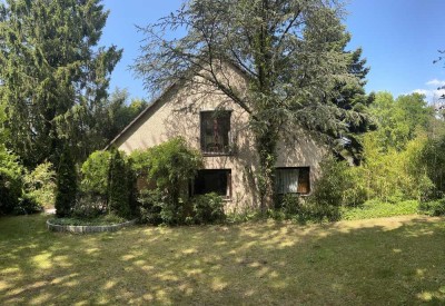 Zeitloses Einfamilienhaus mit großem Garten und Doppelgarage zu vermieten