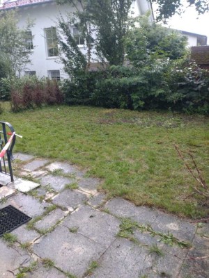 **WUNDERSCHÖNE SANIERTE 2 ZIMMERWOHNUNG MIT GROßEM GARTENANTEIL und Neuwertiger Küche**