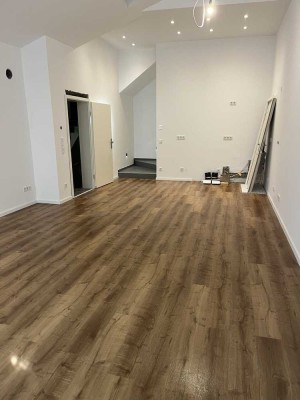 Wohnung mit Garten und Garage