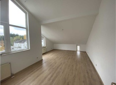 Attraktive 2-Zimmer-DG-Wohnung mit Balkon und EBK in Homburg