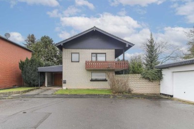 Freistehendes Einfamilienhaus mit Garten, Terrasse und zwei Garagen bei Köln