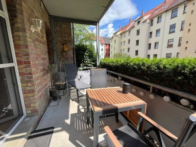 Sanierte Altbauwohnung mit Einbauküche und Garten