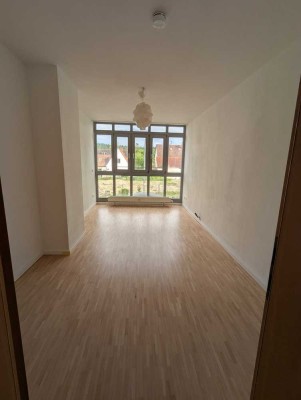 Erstbezug nach Sanierung: helle 3-Zimmer-Wohnung mit Balkon und Stellplatz - 2 Minuten zur S-Bahn