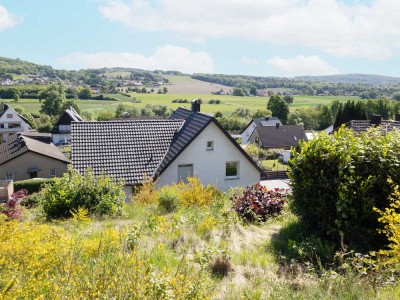 Panoramablick inklusive: großzügiges Ein- bis Zweifamilienhaus auf traumhaftem Grundstück