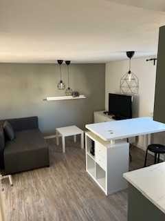 Helle, möblierte 1,5 Zimmer-Wohnung mit EBK und Balkon