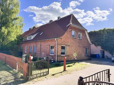 Doppelhaushälfte mit 6 Zimmern, moderner Einbauküche, Kaminofen und großem Grundstück ... !!!