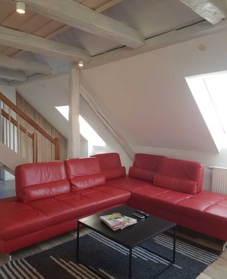 Dachgeschosswohnung mit zwei Etagen, möbeliert
