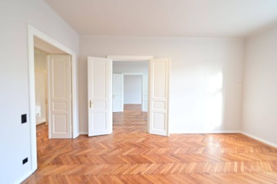 ELISABETH-VORSTADT | 1.-BEZUG NACH SANIERUNG: Eleganter Wiener Altbau-Charme trifft urbane Salzburger Citylage, 4-Zimmer-Wohntraum mit 3,30 m Raumhöhe &amp; Balkon