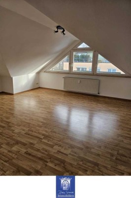 Kleinzschachwitz! Charmante Dachgeschosswohnung mit Balkon in Elbnähe!