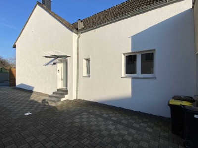 Alt-Wittlaer - Komplett kernsanierte Premium-Doppelhaushälfte in Rheinnähe