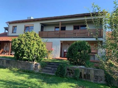 Gepflegte, ruhig gelegene 4-Zimmer-Wohnung mit vielen Extras, u.a. Einbauküche, Balkon mit Blick in