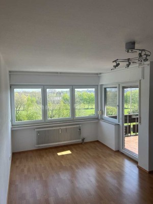 Von privat, ruhige, helle 2-Zimmer-Whg. mit weitem Blick ins Grüne und großem Balkon
