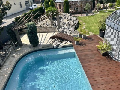 Exklusives Einfamilienhaus mit Firmenanbau, Wellnessbereich und zusätzlichem Baugrundstück im Süden