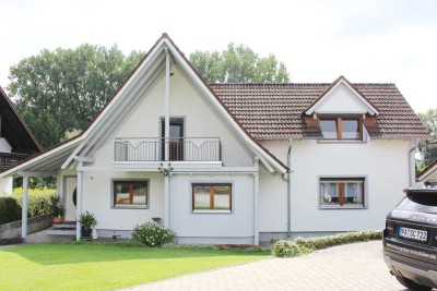Charmantes, ruhig gelegenes und sehr gepflegtes Einfamilienhaus mit drei Garagen, Caport und idyllis