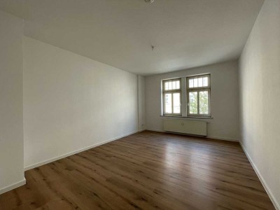 Sanierte 3 Zimmerwohnung mit neuem Fußboden + Südbalkon!