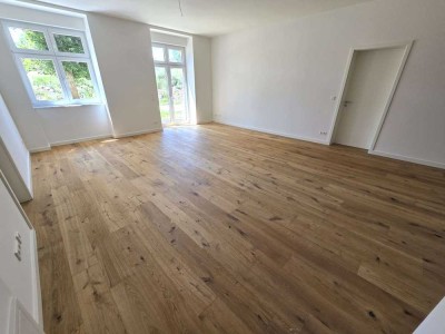 **Erstbezug im Neubau** Hochwert. Luxus-4-Zimmerwohnung - Parkett, Terrasse & Einbauküche