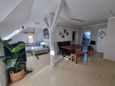 Schöne, helle 2.5 Zimmer Wohnung im Dachgeschoss