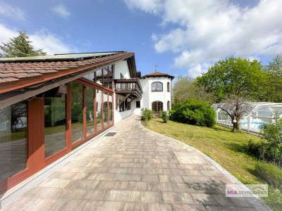 WOHNEN INMITTEN DER NATUR: Einzigartige Villa im Landhausstil mit Pool und Gartenoase