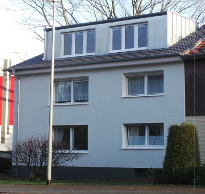 Schöne geräumige Wohnung im 1. Obergeschoss in drei Familienhaus.