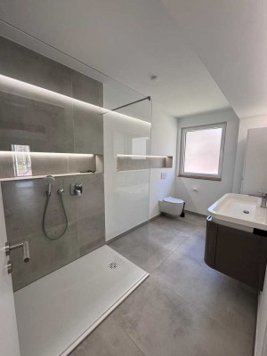 Schicke,modernisierte 3 Zimmerwohnung mit offenem Wohn-/Essbereich, Diele Bad, Gäste-Bad und Balkon.