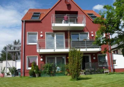 Schöne und neuwertige 2-Raum-DG-Wohnung mit geh. Innenausstattung mit Balkon und EBK in Barntrup