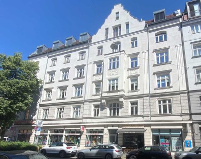 Glockenbachviertel: Sanierter Stilaltbau mit Lift und Balkon