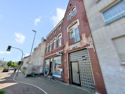 Mehrfamilienhaus mit drei Wohneinheiten und einem Gewerbe in Campus-Nähe von Mülheim-Broich