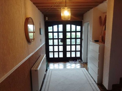 Attraktive 2-Zimmer-Dachgeschosswohnung mit Balkon und Einbauküche in Alsheim