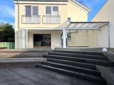 Luxuriöse 4,5 Zi. Wohnung mit Garten und privaten PKW-Stellplatz