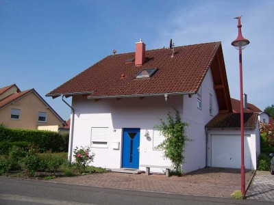 Freistehendes Einfamilienhaus mit großzügigem Garten, Terrasse und Garage in ruhiger Lage