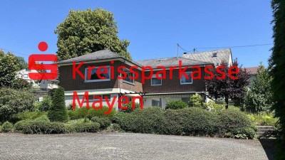Winkelbungalow mit Einliegerwohnung in herrlicher Wohnlage