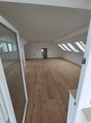 Exklusives Wohnen nach Sanierung: Helle 3-Zimmer-DG-Wohnung mit Balkon & Parkett in Schnaittach