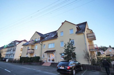 helle Wohnung mit Balkon, Einbauküche und Stellplatz