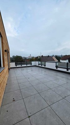 Exklusive 2-Zimmer-Wohnung mit zwei Dachterrassen & 2 TG-Stellplätzen in Bad Griesbach (88 m²)