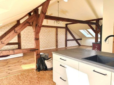 Schöne Dachwohnung mit viel Holz und warmem Ambiente, Wannenbad und neue hochwertige Küche