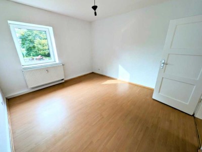 **Einziehen und wohlfühlen! +weiße Wände +Tageslichtbad +Wohnküche +Laminat +hell**