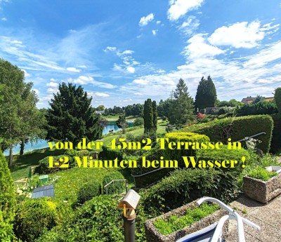 45 m2 Terrasse mit Seeblick der beeindruckt ! 117 m2 Nutzfläche = 63 m2 Wohnfläche + 54 m2 Terrassen ! + je nach Größe der Autos bis zu 3 Parkplätze inkl. + über 20 Jahre nur im Sommer von Fr -So genutzt + gepflegt + Gärtner + vor Hochwasser gesicherte In