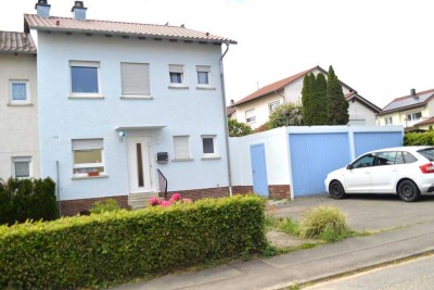 Schönes Einfamilienhaus (REH) mit Garagen
