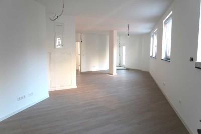 Großzügige, kernsanierte 2 Zi.- EG - Wohnung mit eigenem Eingang