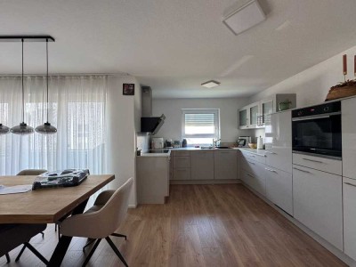 Neuwertige Wohnung mit drei Zimmern sowie Balkon und EBK in Crailsheim