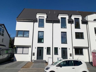 Schönes geräumiges Reiheneckhaus in Krefeld, Dyklage