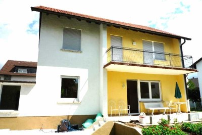 Freistehendes Haus mit großem Garten, Garage und Stellplätzen, sofort frei