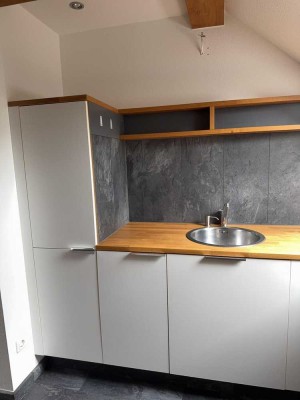 Helle, schnucklige DG-Wohnung mit Einbaumöbel in 3 Familien-Haus für 2 Jahre zu vermieten