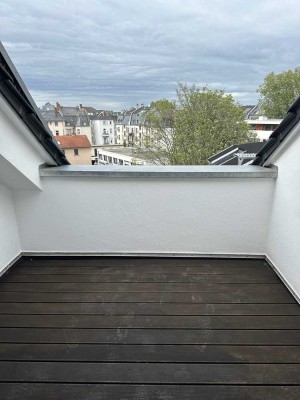 Exklusive Wohnung m DG mit Loggia auf der Wittelsbacher Allee - Provisionsfrei!