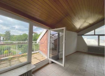 TOP Lage in Weilimdorf!! Spannende 2-Zimmer-Wohnung, 2.OG/DG, Terrasse, Einzelgarage.