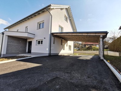 Modernes Doppelhaus mit Garten und Carport in Bad Hall